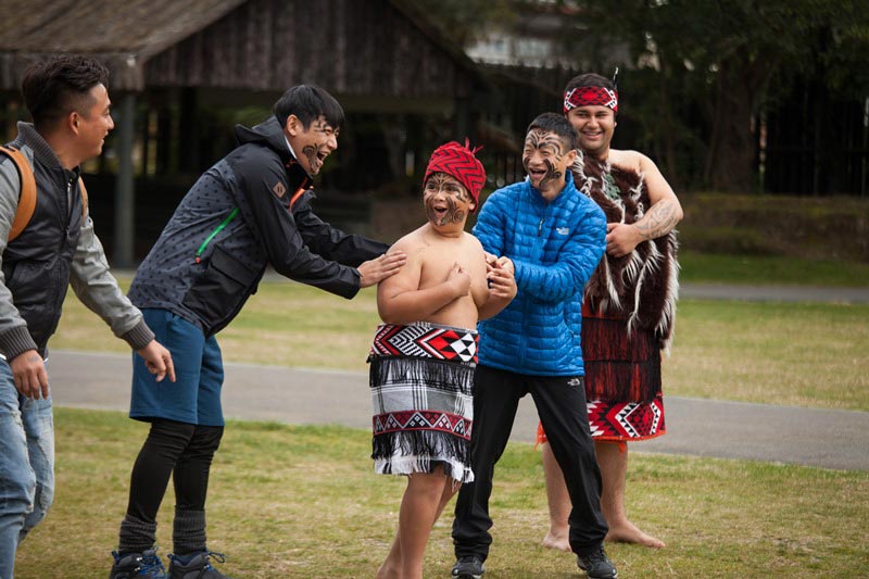 Jugando con los maoríes. 