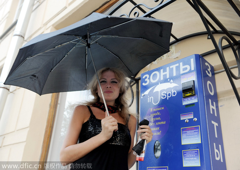 Protegerse de la lluvia es sencillo, si camino a casa encuentras una máquina expendedora de sombrillas. San Petersburgo, Rusia. [Foto: IC]