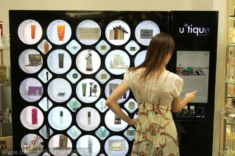 Una mujer escoge cosméticos de una máquina expendedora que comercializa productos de lujo para la piel. Santa Mónica, Estados Unidos. [Foto: IC] 