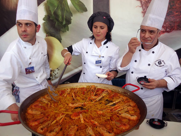 Seis cocineros de diferentes nacionalidades aceptan el reto de cocinar el plato valenciano