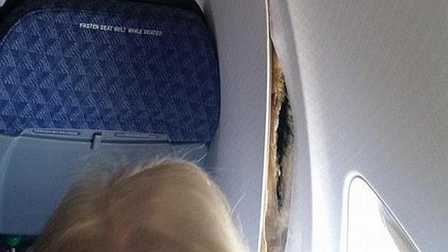 Aterrizaje de emergencia en EE.UU. después de que se desprendieran las paredes del avión