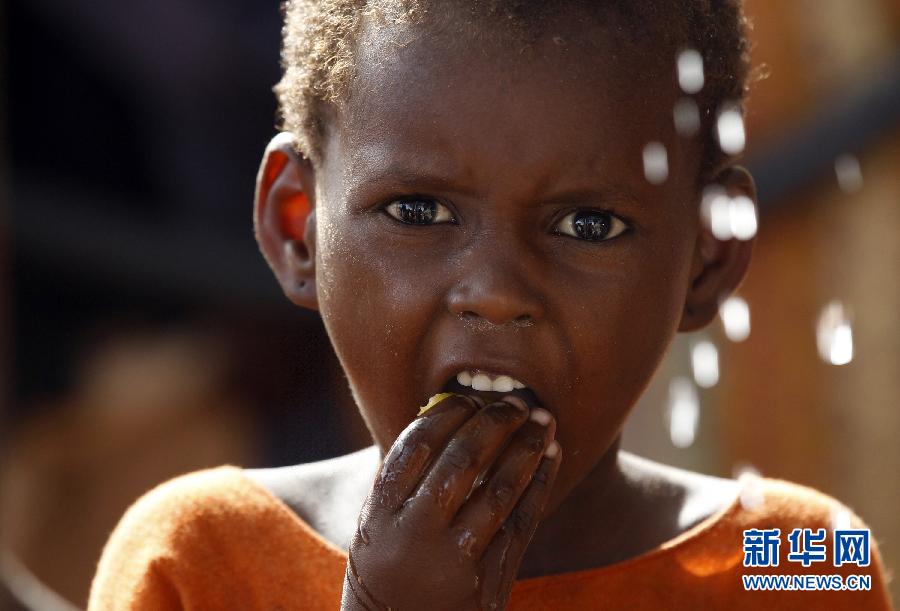 28 de junio 2012, en la capital de Somalia, Mogadiscio, un niño está comiendo fuera de la tienda de campaña al aire libre. (Foto: Xinhua / Reuters)