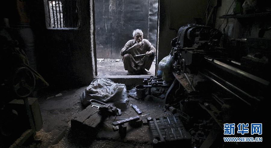 5 de enero 2012, en Karachi, Pakistán, un trabajador de 52 años, Mo Luge • Achmed, almuerza fuera del taller. (Foto: Xinhua / Reuters)