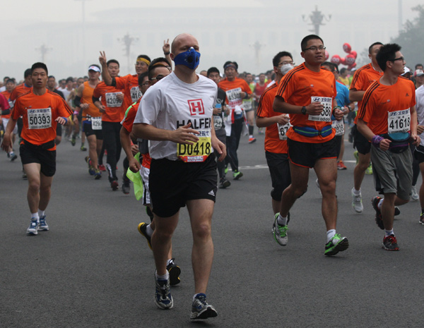 El maratón de Pekín se corre con máscaras