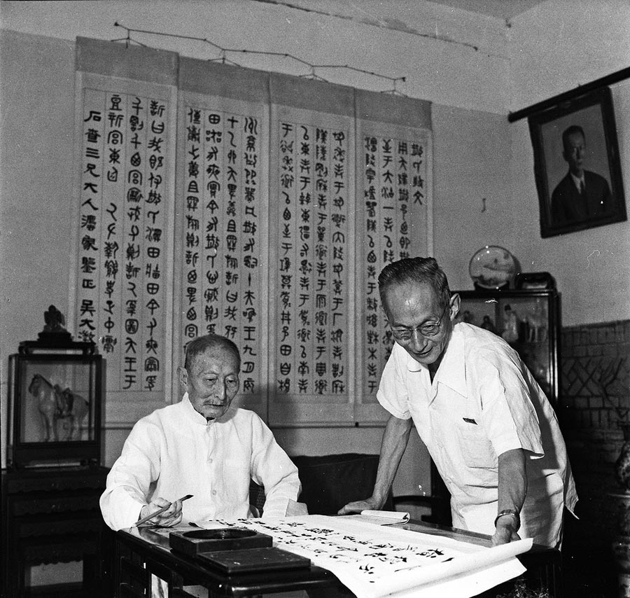 Un erudito de 90 años  practica caligrafía con la ayuda de su hijo, por Huang Yongzhao, año 1963. 