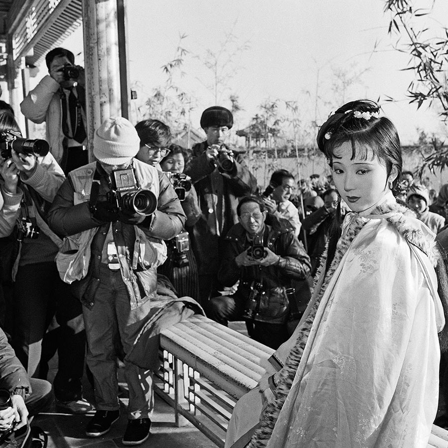 Imagen del plató de la serie de televisión basada en el clásico chino Sueño en el Pabellón Rojo en el Grand View Garden de Pekín, por Huang Jingda, año 1985.
