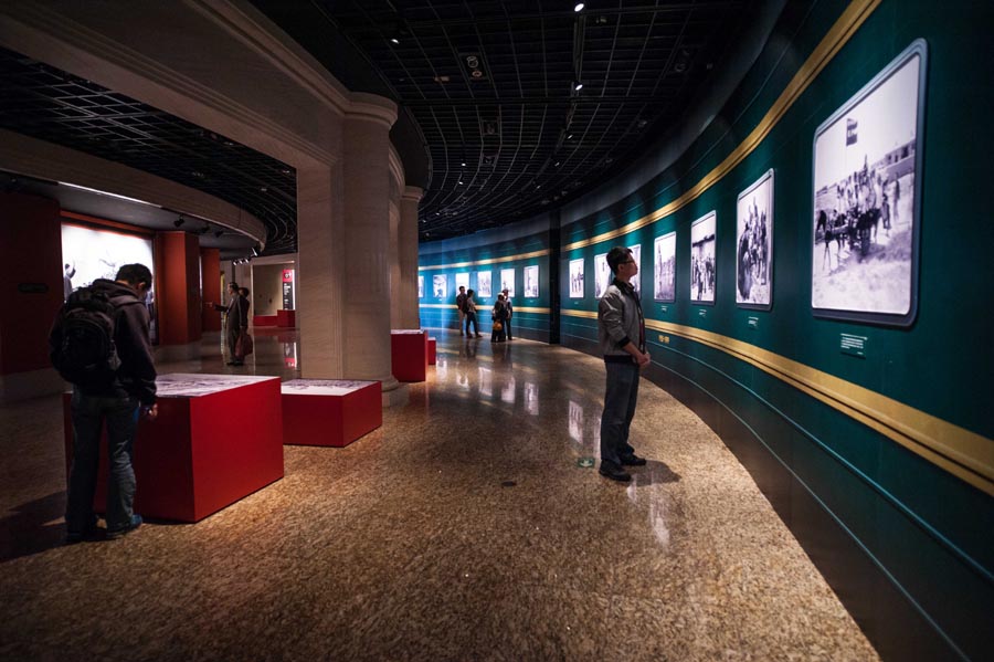 La gente visita la exposición “Sueño Chino – Cambios Sociales” en el China Millenium Monument de Pekín, por Li Di.