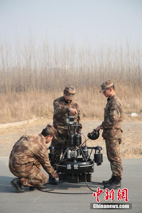 En la foto, el personal está revisando aviones no tripulados. (Foto: Dongliang Wang / Agencias de Noticias de China)