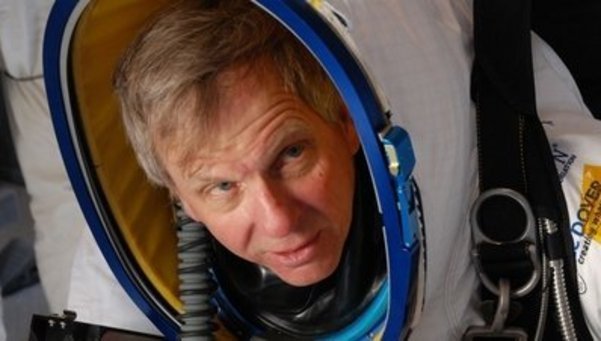 El vicepresidente de Google bate el récord de salto desde el espacio