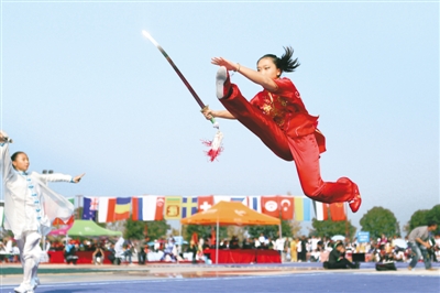 Maestros mundiales de Wushu compiten en la Montaña Jiuhua 