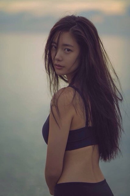 “La segunda belleza del mundo” Clara muestra sus curvas en bikini