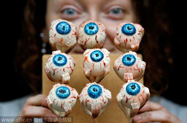 La artista pastelera Sarah King muestra sus tartas con forma de ojos sangrientos para Halloween en Londres. [Foto/IC]