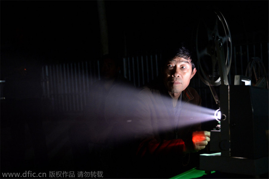 Wei proyecta una película para los habitantes del pueblo. [Foto / IC]