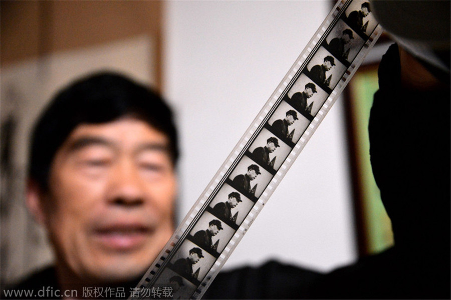 Wei Shaoxian comprueba la tira de imágenes de su colección el 29 de octubre, 2014. [Foto / IC]