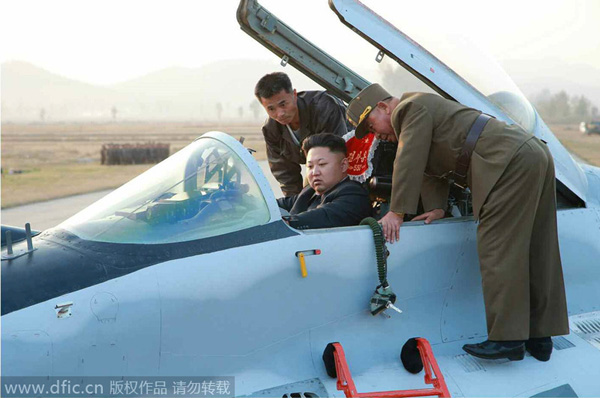 Kim Jong Un se sube a un avión para supervisar un entrenamiento de vuelo del Ejército Popular de Corea del Norte. [Foto/IC]
