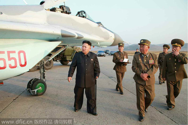 Kim Jong Un inspecciona un entrenamiento de vuelo del Ejército Popular de Corea del Norte. [Foto/IC]