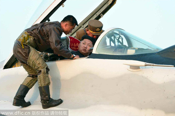 Kim Jong Un inspecciona un entrenamiento de vuelo del Ejército Popular de Corea del Norte. [Foto/IC]