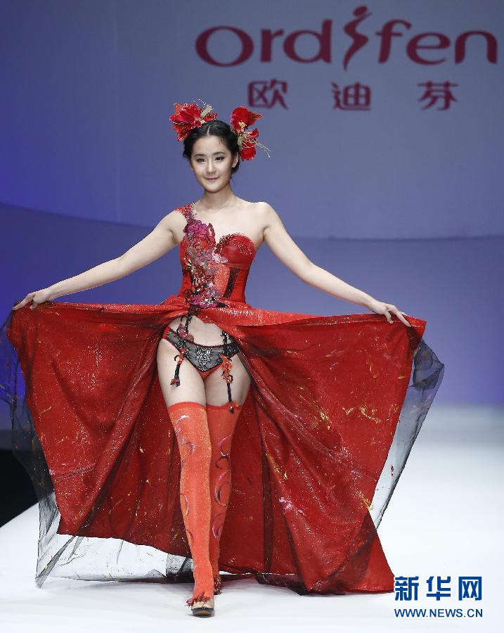 Se celebra concurso de diseño de ropa interior en la Semana de la Moda Internacional de China 2
