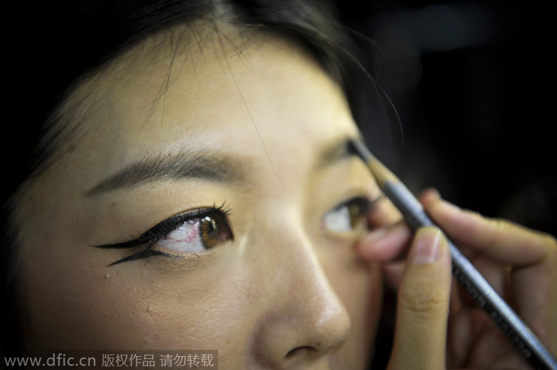 El maquillaje y los lentes de colores son necesarios para el concepto de imagen a publicitar, pero tantos cambios terminan irritando la piel y los ojos de Xiaoya. [Foto/IC] 
