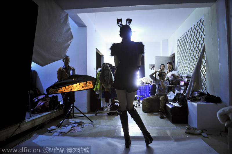 Xiaoya modela en un estudio de Chengdu. [Foto/IC] 