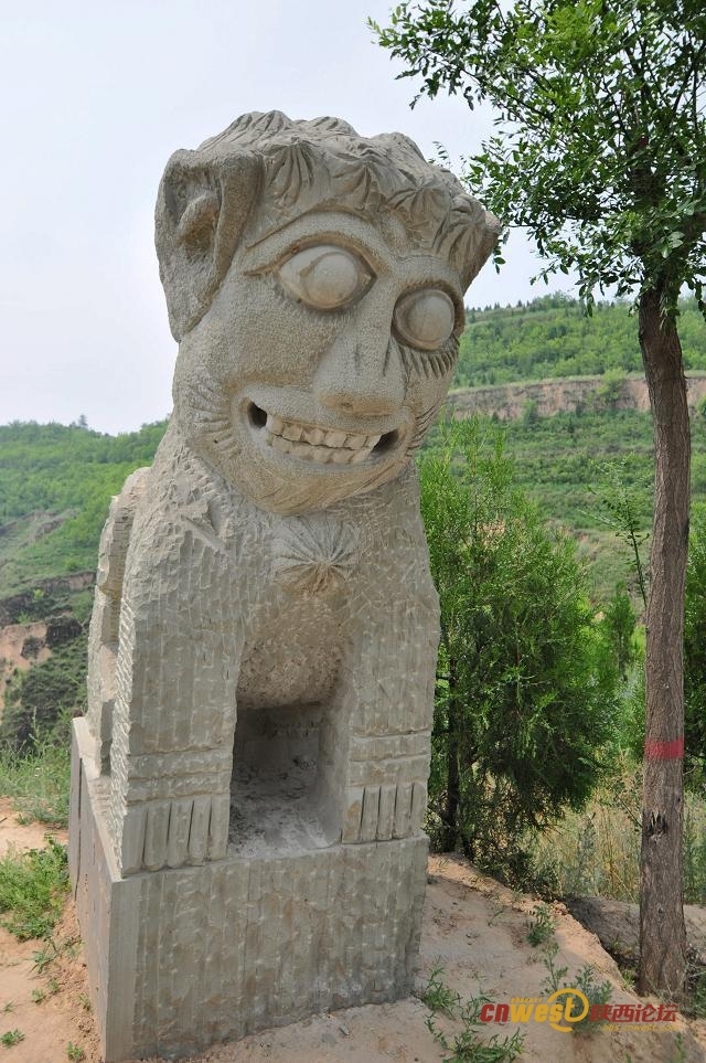 Un león de piedra en el condado de Suide [Foto por "Da Shu" / Cnwest]