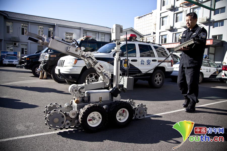 Agentes de la policía de prueban un robot EOD F6A (para la eliminación de artefactos explosivos) en Pekín el 2 de noviembre de 2014. El robot F6A EOD será utilizado para garantizar la seguridad durante las reuniones de APEC en noviembre en Pekín.