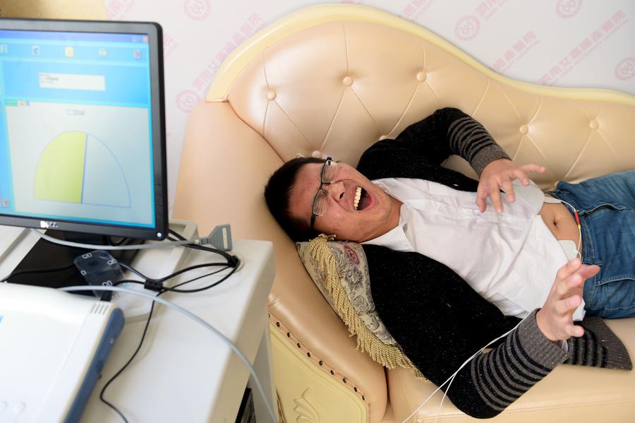 Hombres sienten el dolor de un parto en Jinan