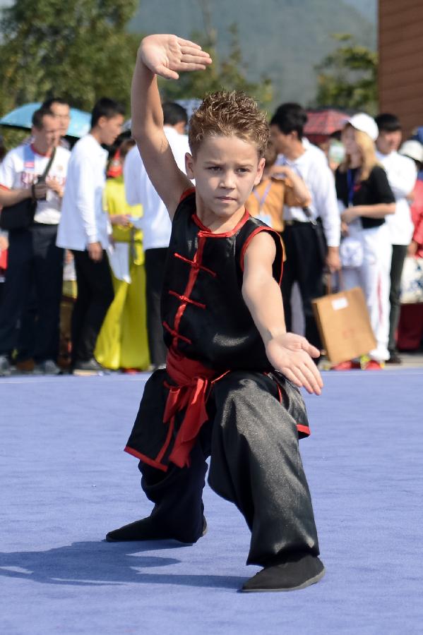 Un concursante extranjero compite en el Sexto Campeonato Mundial de Wushu Tradicional celebrado en la ciudad de Chizhou, Anhui.