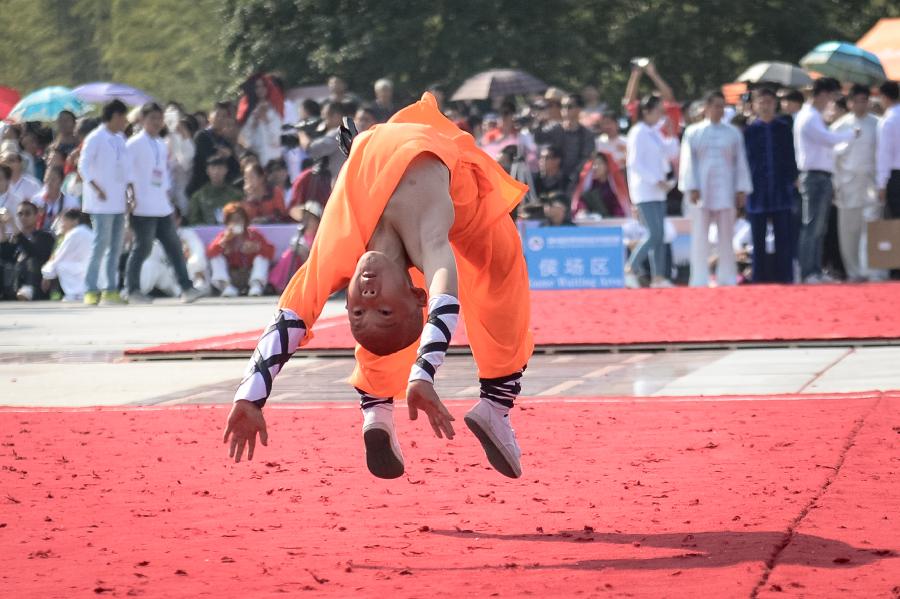 Wang lianchen, concursante de la provincia de Shandong, compite en el Sexto Campeonato Mundial de Wushu Tradicional celebrado en la ciudad de Chizhou, Anhui.