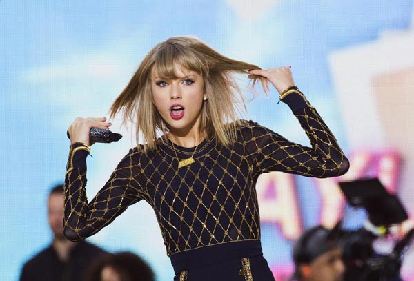 Taylor Swift actúa en la ABC para promocionar su nuevo álbum "1989" en Nueva York, el 30 de octubre de 2014. 