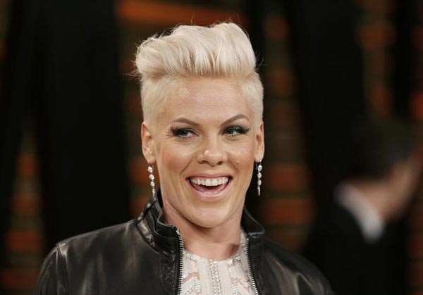 Pink llega en la fiesta Vanity Fair de los Oscars 2014 en West Hollywood, California, el 2 de marzo de 2014. 