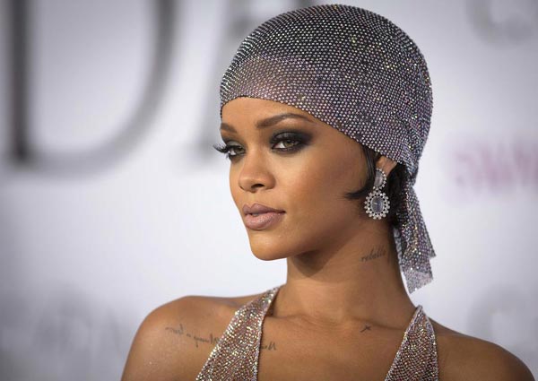 Rihanna llega a los premios Council of Fashion Designers of America Awards (CFDA) en el Lincoln Center de Nueva York, el 2 de junio de 2014.