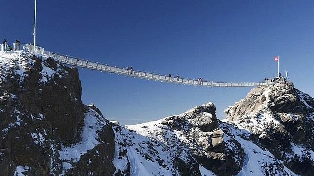 Inauguran el primer puente colgante del mundo entre dos cumbres