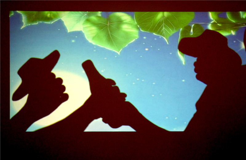 Shen Xiao en un espectáculo de sombras con manos en su estudio en Chengdu, provincia de Sichuan, el 20 de septiembre de 2014. 