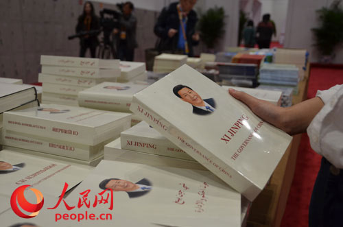 En el Centro de Medios de Comunicación de APEC 2014 del Centro Nacional de Conferencias, el libro"Xi Jinping: La gobernanza de China" acapara mucha atención. (Foto: Li Tong del Pueblo en Línea)