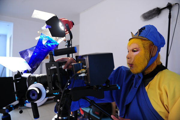 Wang, vestido con su traje de Rey mono, prepara su cámara de video, el 3 de noviembre de 2014. [Foto/CFP]