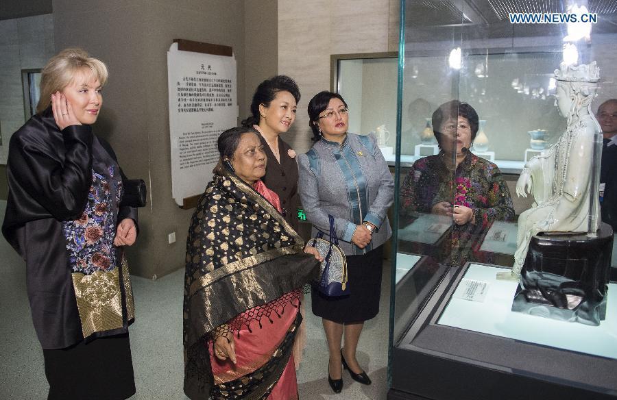 Peng Liyuan, junto a esposas de líderes asiáticos, visita el museo de Pekín 4