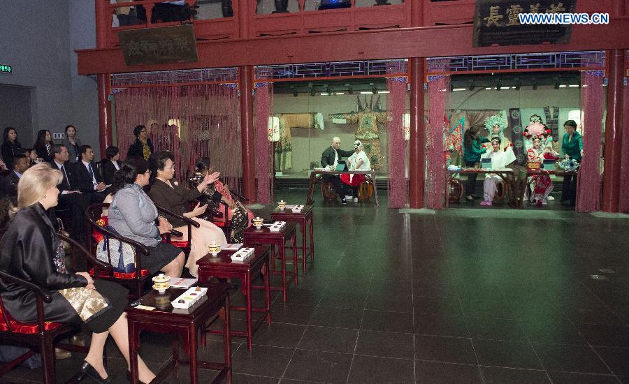 Peng Liyuan, junto a esposas de líderes asiáticos, visita el museo de Pekín 10