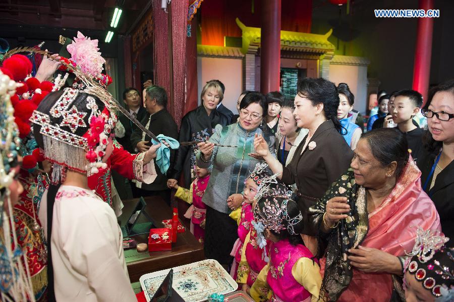 Peng Liyuan, junto a esposas de líderes asiáticos, visita el museo de Pekín