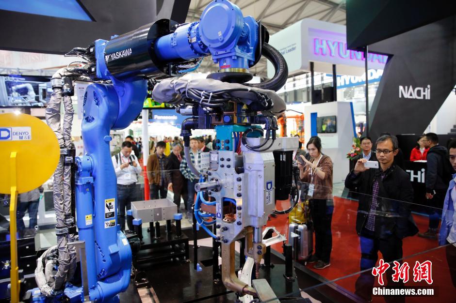 La Feria Internacional Industrial 2014 que se celebra en Shanghai, atrae numerosos visitantes nacionales e internacionales. [Foto/CNS]