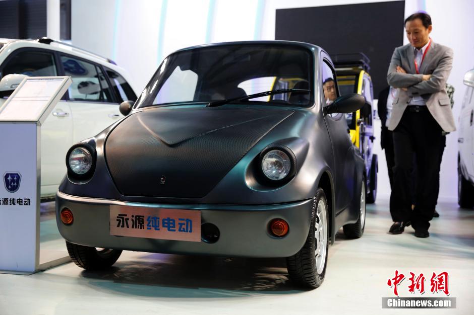 En la Feria Internacional del la Industria 2014, se exhiben más de 20 tipos de vehículos que trabajan con energías limpias, fabricados por 10 empresas de diferentes países, entre las que se incluyen Shanghai Automotive Industry Corporation, Changan y Tesla. [Foto/CNS]