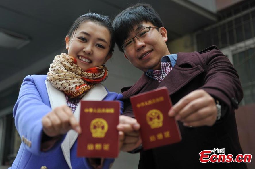 Una pareja comparte un momento romántico, después de firmar sus certificados de matrimonio en Taiyuan, Shanxi, el 11 de noviembre del 2014. Esta fecha, conocida como "Doble 11" (Día del soltero) desde hace varios años está de moda en China, principalmente para hacer compras en línea y contraer matrimonio. (Foto: Wu Junjie)