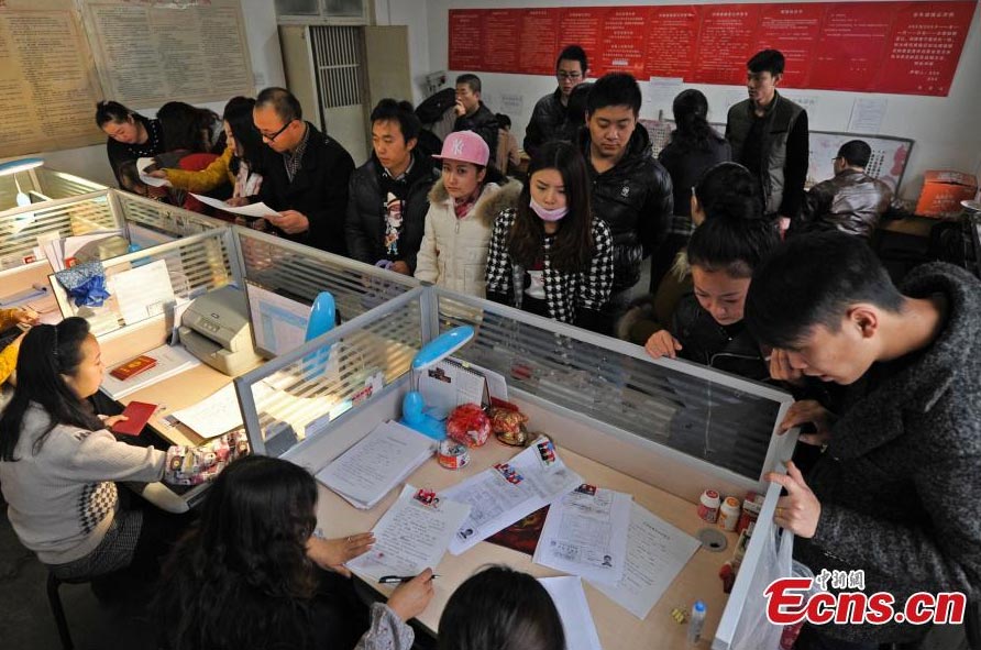 Miles de parejas, en toda China, aprovechan el "Doble 11" (11 de Noviembre, Día del Soltero) para acudir a las oficinas gubernamentales y firmar sus certificados de matrimonio. (Foto: Wu Junjie)