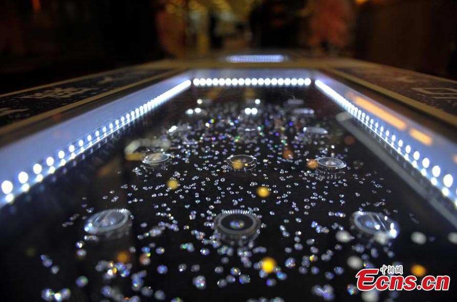 Este "camino esplendoroso" se creó en un centro comercial de Kunming, en Yunnan, para atraer las visitas de potenciales compradores. [Foto: Liu Ranyang].