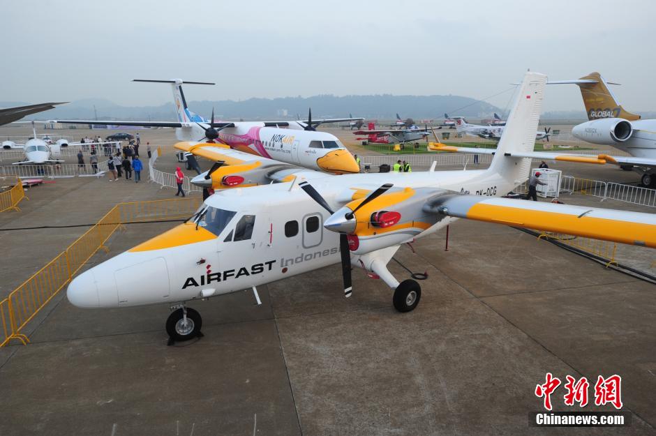 La Expo del Aire China 2014 exhibe aviones de transporte, de reconocimiento, de combate, naves no tripuladas, radares y equipos de comunicación. Zhuhai, Guangdong. (Foto: Chen Wen)