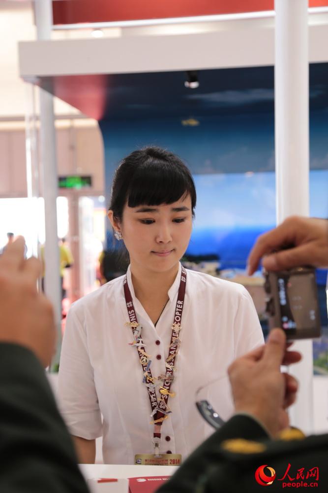 Chicas guapas en la Expo del Aire China 2014 (10)