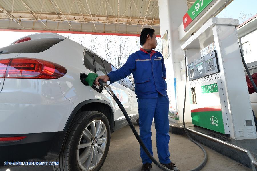 China baja precios al por menor de combustible