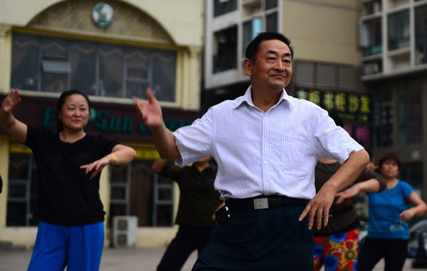 Li Junde, de 53 años, baila con un grupo de mujeres de mediana edad en Hefei, capital de la provincia de Anhui. [Foto: PPC]