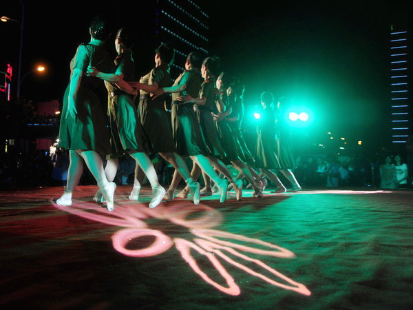 Un grupo de personas mayores bailan en Hefei, capital de Anhui. [Foto: PPC]