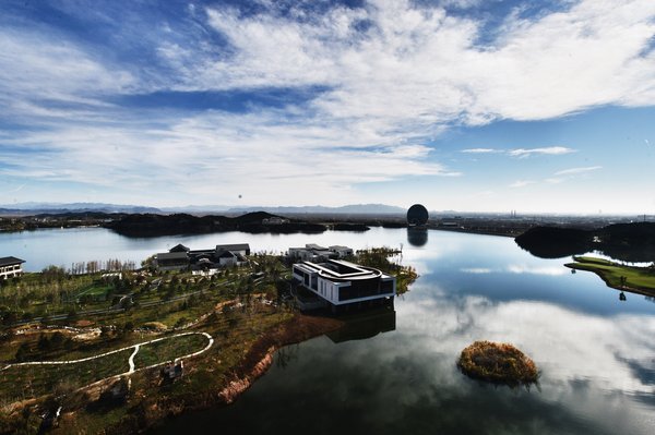 Los turistas pueden disfrutar del alquiler de botes en el hermoso lago Yanqi. [Foto: PPC]